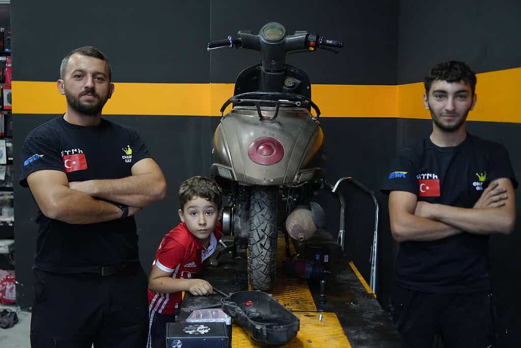 Çayırova’daki Motosiklet Tamircisinde Duygulandıran Anlar: Usta ile Kalfanın Örnek Bağı!