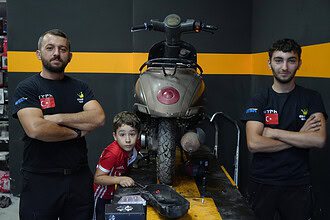 Çayırova’daki Motosiklet Tamircisinde Duygulandıran Anlar: Usta ile Kalfanın Örnek Bağı!