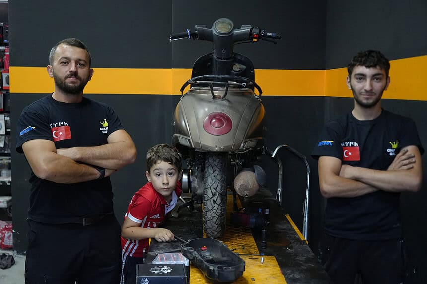 Çayırova’daki Motosiklet Tamircisinde Duygulandıran Anlar: Usta ile Kalfanın Örnek Bağı!