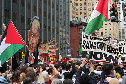 New York'ta Binlerce Kişi Netanyahu'yu Protesto İçin Sokağa Çıktı
