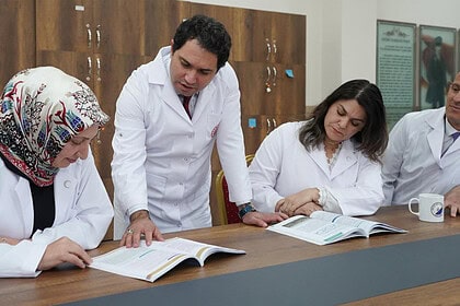 Öğretmenlerin Hangi Kıyafetleri Giymesi Yasak? Öğretmen Önlüğü Standartları!