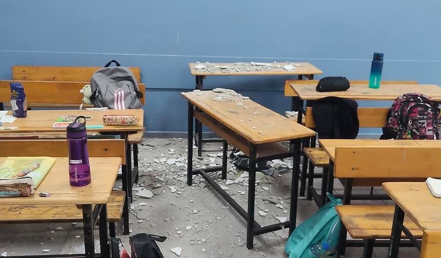 Derince’deki Hikmet Ulubağ Ortaokulu’nda Tavan Sıvası Çöktü: 3 Öğrenci Yaralandı!