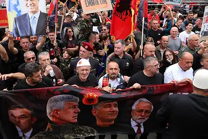 On Binlerce Kişi Priştine'de UÇK Liderleri İçin Yürüdü: "Kurtarıcıları Döndürün"