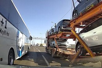Dilovası Rampasında Ani Şerit Değişikliği Faciaya Davetiye Çıkardı: Kocaeli'de Yolcu Otobüsü Otomobili Sıkıştırdı!