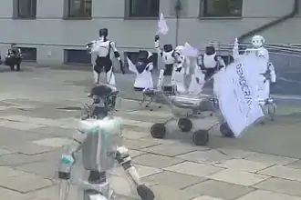 Polonya'da 30 Robot Bakanlık Önünde Eylem Yaptı: "Kuralların Zamanı Geldi"