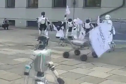 Polonya'da 30 Robot Bakanlık Önünde Eylem Yaptı: "Kuralların Zamanı Geldi"