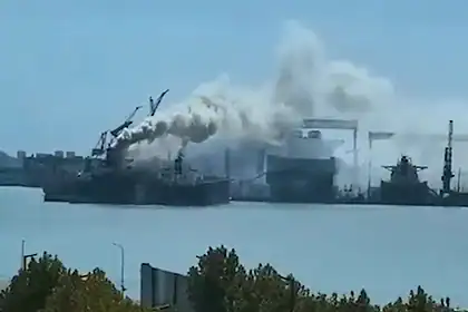 Qingdao'da Tersanede Yanan Gemide 25 Kişi Öldü