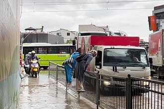 Kocaeli'de Sağanak Yağış Hayatı Felç Etti: Yollar Göle Döndü, Vatandaşlar Zor Anlar Yaşadı!