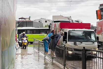 Kocaeli'de Sağanak Yağış Hayatı Felç Etti: Yollar Göle Döndü, Vatandaşlar Zor Anlar Yaşadı!