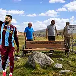 Salah'ın Oturduğu Taş Meşhur Oldu, Konulan Tabela ve Bank Bir Gecede Kayboldu