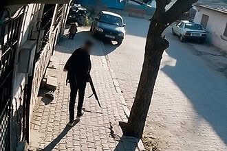Manisa'da Okul Önünde Silahla Ateş Açan Saldırgan Kamerada