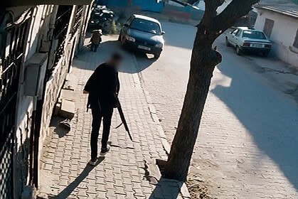 Manisa'da Okul Önünde Silahla Ateş Açan Saldırgan Kamerada
