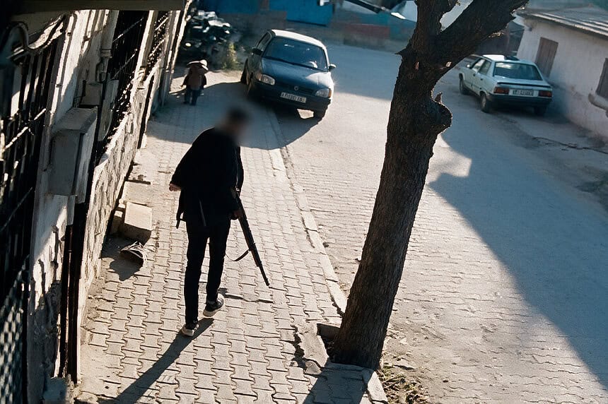 Manisa'da Okul Önünde Silahla Ateş Açan Saldırgan Kamerada