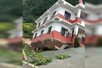 Saniyeler İçinde Nehre Gömüldü! Nepal'deki Sel Felaketinin Yeni Görüntüleri Ortaya Çıktı!