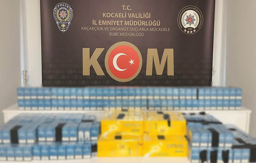 İzmit'te Kaçak Sigara Operasyonu: Otoyolda Durdurulan Araçtan 1400 Paket Ele Geçirildi!