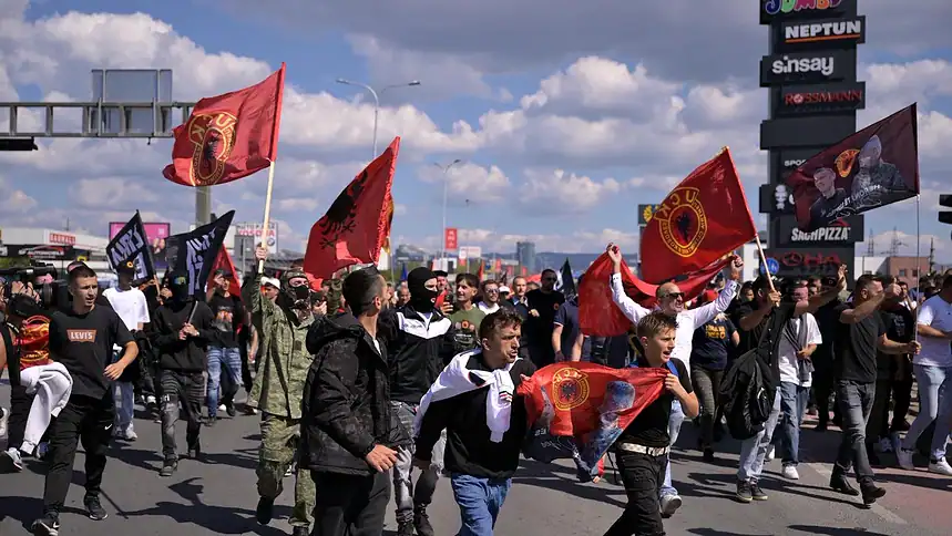 Thaçi'ye 25 Yıl Hapis Verildi: Priştine ve Lahey'de Sokaklar Karıştı
