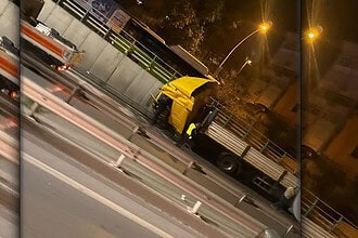 İzmit D-100 Seka Tüneli Girişinde Tır Duvara Çarptı: Sürücü Yaralandı!