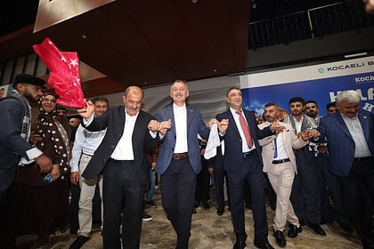 Başkan Büyükakın Kocaeli Kongre Merkezi'nde Vanlıların Halayına Katıldı: "Biz Birlikte Türkiye'yiz"