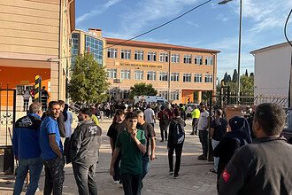 Manisa Turgutlu'daki Okul Saldırısı Sonrası Veliler Okula Akın Etti: Güvenlik Güçleriyle Arbede Çıktı!