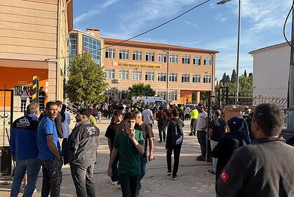 Manisa Turgutlu'daki Okul Saldırısı Sonrası Veliler Okula Akın Etti: Güvenlik Güçleriyle Arbede Çıktı!