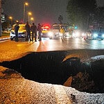 İstanbul’da sağanak sonrası yol çöktü, araçlar çukura düştü! Kocaeli için de kuvvetli yağış uyarısı!