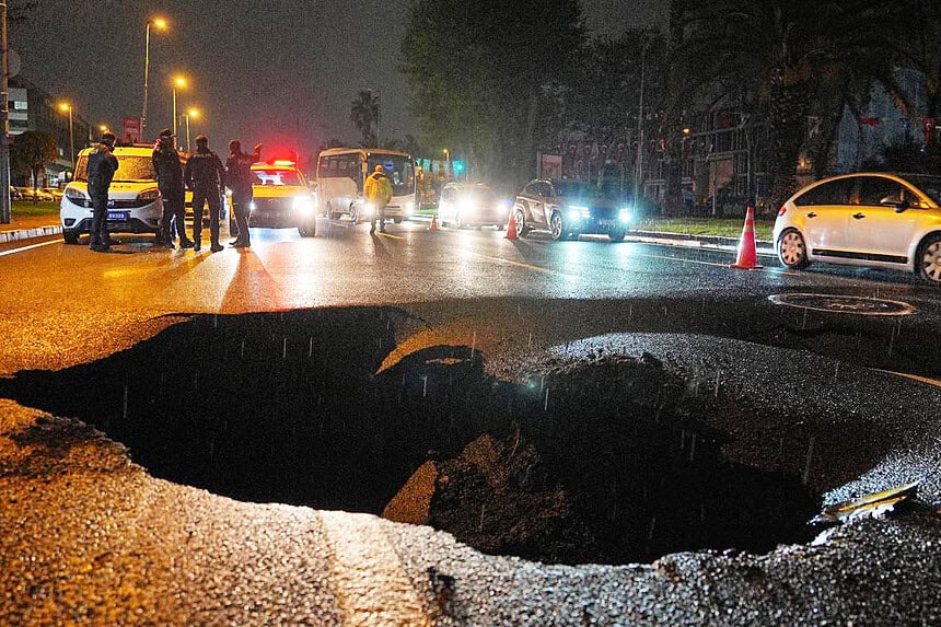 İstanbul’da sağanak sonrası yol çöktü, araçlar çukura düştü! Kocaeli için de kuvvetli yağış uyarısı!