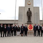 Kocaeli’de 19 Ekim Muhtarlar Günü Törenlerle Kutlanıyor: İzmit Kent Meydanı’nda Çelenk Sunuldu!