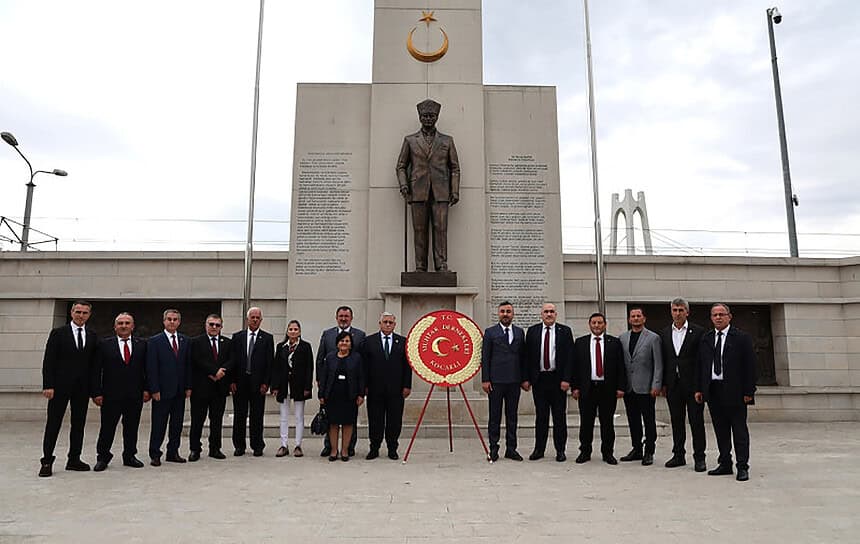 Kocaeli’de 19 Ekim Muhtarlar Günü Törenlerle Kutlanıyor: İzmit Kent Meydanı’nda Çelenk Sunuldu!