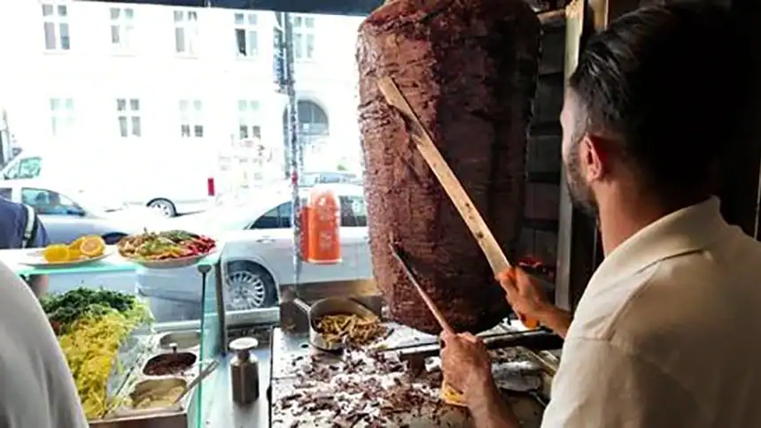 50 Yıllık Usta Almanya’daki "Steak Döner" Furyasına İsyan Etti: "Ahmet’in Adını Hans mı Yapalım"