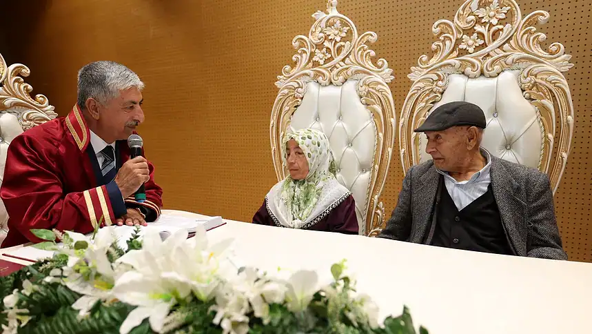 Dilovası’nda Sevginin Yaşı Olmadığını Gösterdiler: Fevzi Amca ile Mülkünaz Teyze Dünyaevine Girdi
