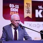 "Artık Kendimi İzmitli Hissediyorum": Onur Konuğu Ahmed Güner Sayar Binlerce Kitabını Bağışlayacağını Açıkladı!