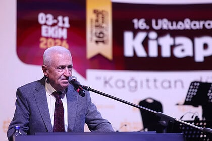 "Artık Kendimi İzmitli Hissediyorum": Onur Konuğu Ahmed Güner Sayar Binlerce Kitabını Bağışlayacağını Açıkladı!