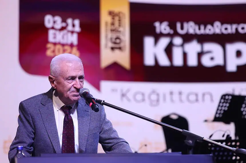 "Artık Kendimi İzmitli Hissediyorum": Onur Konuğu Ahmed Güner Sayar Binlerce Kitabını Bağışlayacağını Açıkladı!