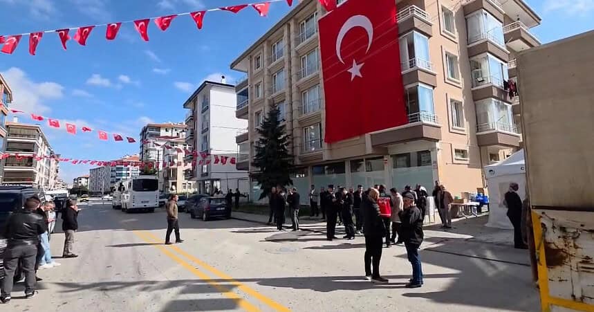Şehit polis Ahmet Türkoğlu'nun baba ocağına Türk bayrağı asıldı!