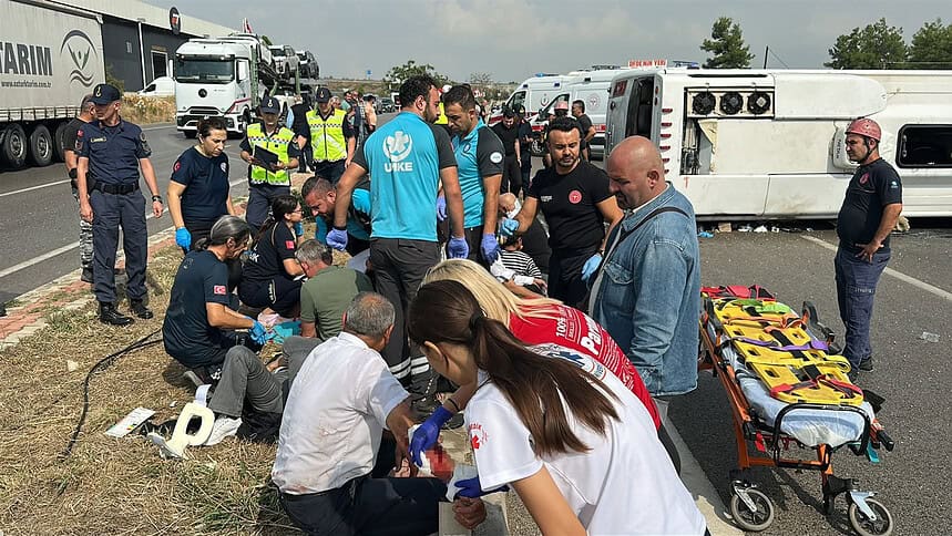 Antalya-Isparta Karayolunda Yolcu Midibüsü Devrildi: 1'i Ağır 17 Yaralı!