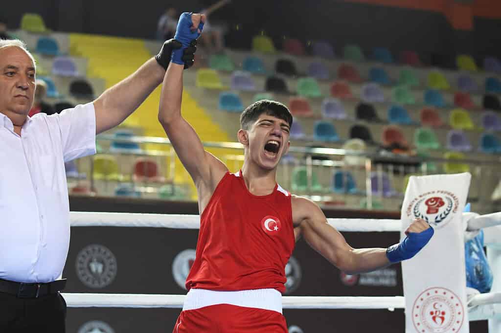 Kocaeli Büyükşehir Kağıtsporlu Boksör Aras Bilal Doğru Avrupa Üçüncüsü Oldu!