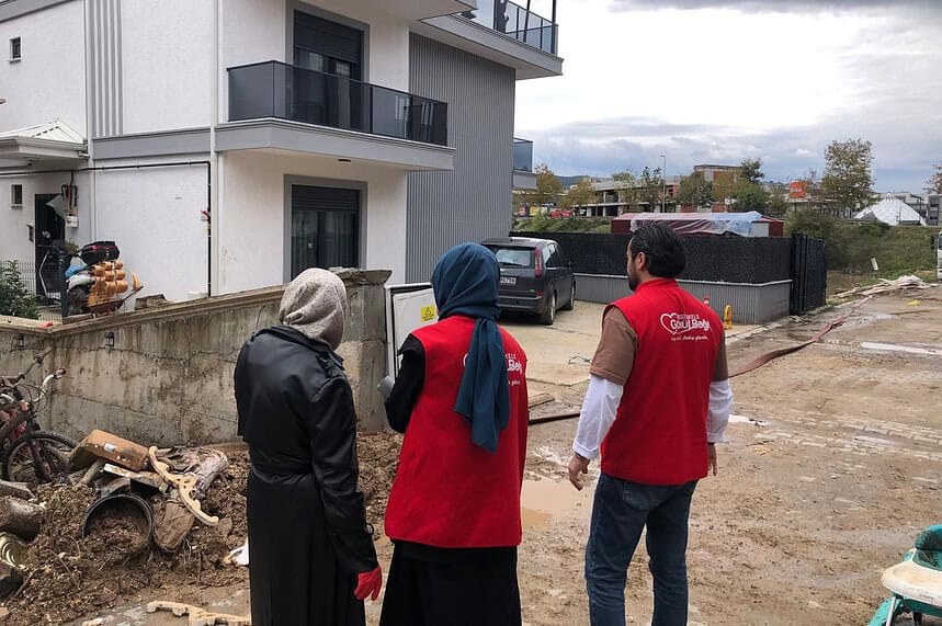 Selin İzleri Silinirken Kapılar Tek Tek Çalındı: Başiskele’de Gönül Bağı Ekipleri Sahada!