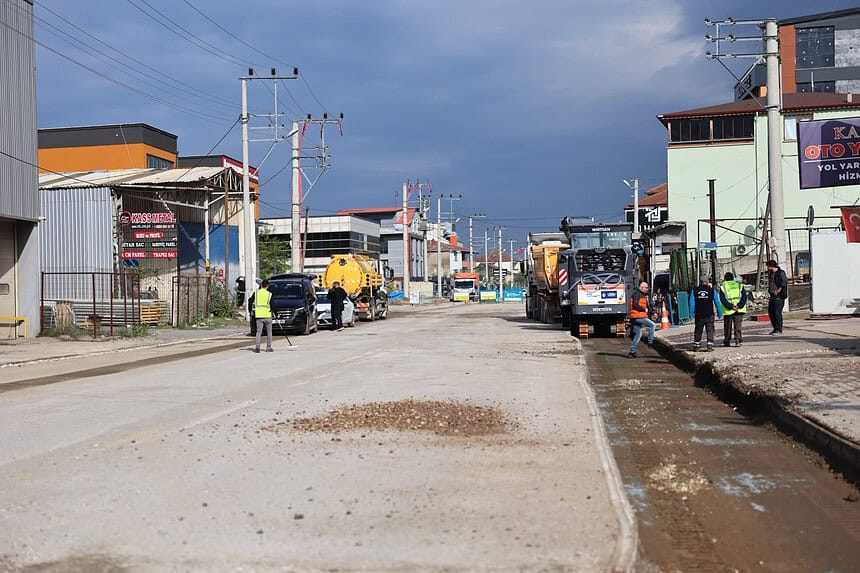 Başiskele Karamürsel Caddesi Yenileniyor: 7 Bin Ton Asfalt Ve Dekoratif Aydınlatma!