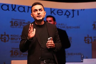 16. Uluslararası Kocaeli Kitap Fuarı'nda Beyhan Budak Söyleşisi: "Kendi Yolunuzu Bulmanız Gerekiyor"