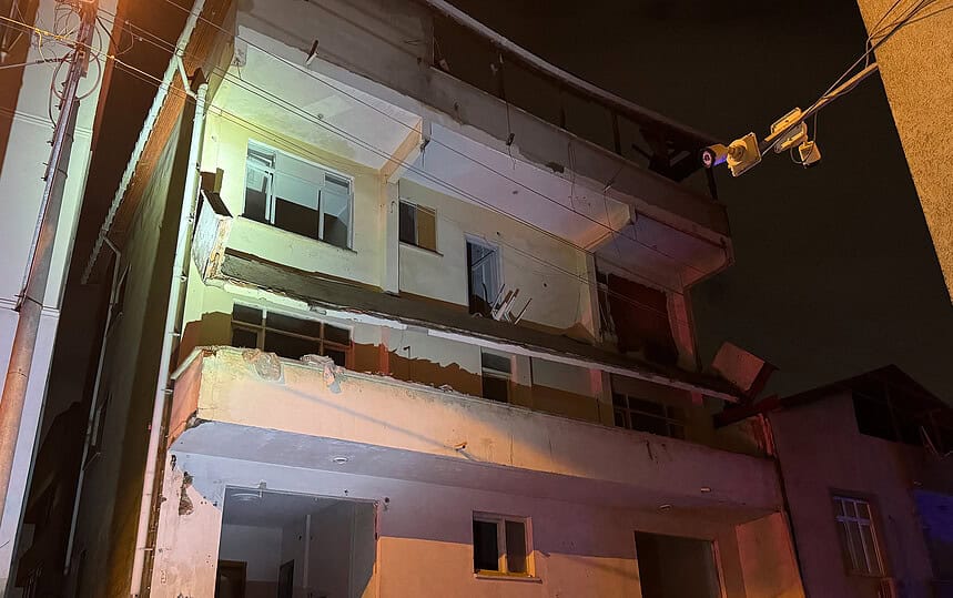 6 Ay Önce Boşaltılan Binada Çökme: Sokak Kapatıldı, Yan Bina Tahliye Edildi!
