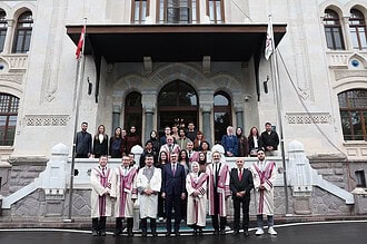 İletişim Başkanı Burhanettin Duran ASBÜ’de 2026-2027 Akademik Yılının Açılış Dersi’ni Verdi!