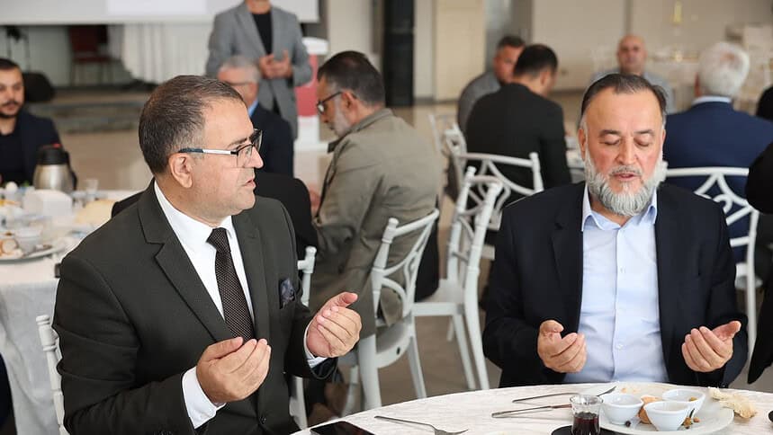 Derince’de Camiler Ve Din Görevlileri Haftası Buluşması: Başkan Sertif Gökçe Yelken Kafe’de Din Görevlileriyle Buluştu!