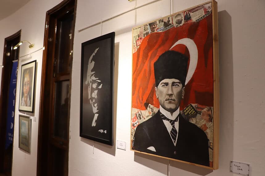 İzmit Cumhuriyet Sanat Galerisi’nde “Cumhuriyet ve Biz – 10” Karma Sergisi Açıldı!
