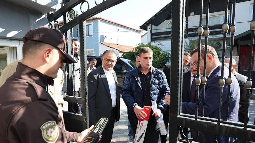 Derince Belediyesi'nden Eğitime Güvenlik Desteği: 55 Okula Dedektör Dağıtıldı!