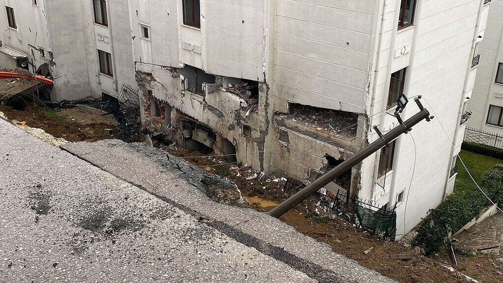 Sağanak Yağış Sonrası Büyük Gürültüyle Çöktü: "'Deprem Mi Oldu?' Diye Düşündük"