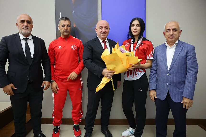 İtalya’da Bayrağımızı Dalgalandıran Şampiyon Sporcuya Darıca Meclisi’nden Anlamlı Jest!