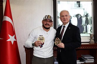 Başkan Çalık, Grappling Şampiyonu Mammadov'u Belediyede Konuk Etti!