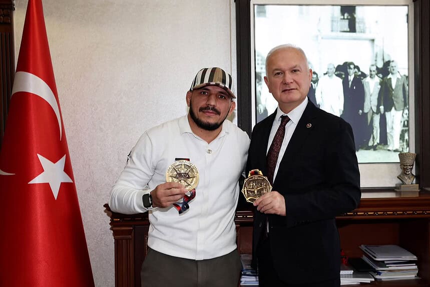 Başkan Çalık, Grappling Şampiyonu Mammadov'u Belediyede Konuk Etti!