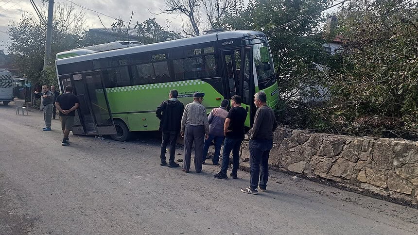Kocaeli Gebze’de Özel Halk Otobüsü Duvara Çarptı: 10 Yaralı!