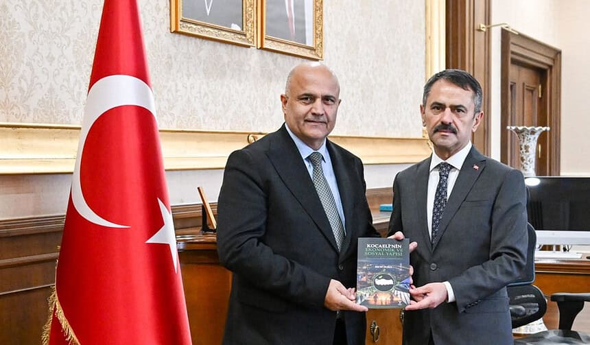Kocaelispor Başkanı Recep Durul’dan Vali İlhami Aktaş’a Anlamlı Hediye!